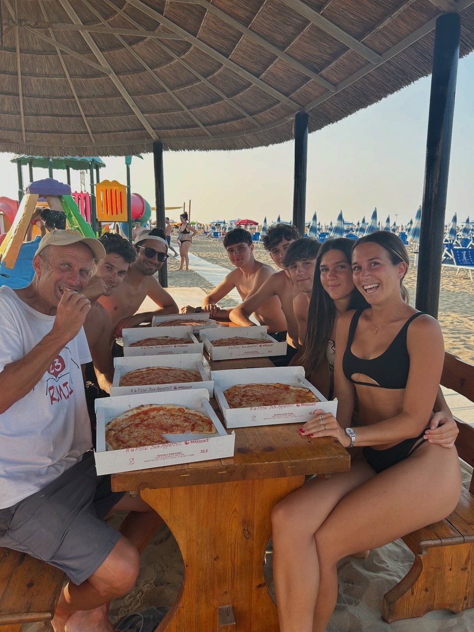 Amici a tavola in spiaggia al Bagni Sirena